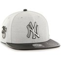 plaska-czapka-szara-snapback-gladki-z-logo-boczny-mlb-new-york-yankees-47-brand
