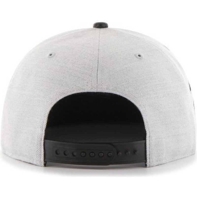 plaska-czapka-szara-snapback-gladki-z-logo-boczny-mlb-new-york-yankees-47-brand