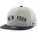 plaska-czapka-szara-snapback-z-logo-boczny-mlb-new-york-yankees-47-brand