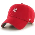 czerwona-czapka-z-zakrzywionym-daszkiem-z-malym-logo-mlb-new-york-yankees-od-47-brand