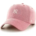 czerwona-czapka-z-wygietym-daszkiem-z-malym-bialym-logo-mlb-new-york-yankees-od-47-brand